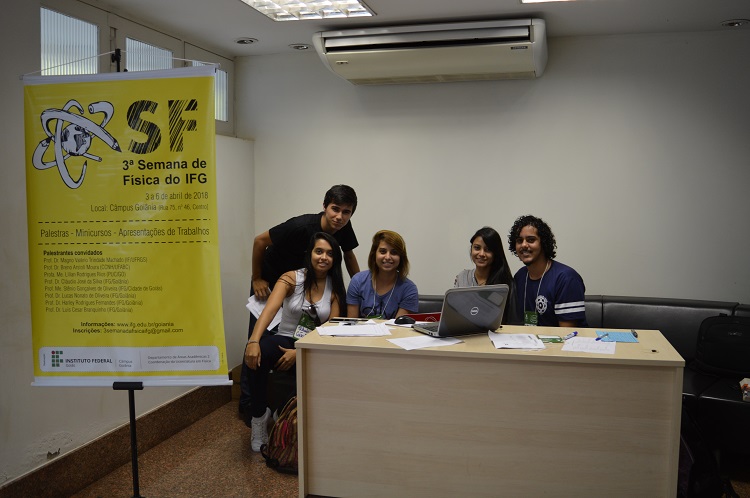 Alunos do Centro Acadêmico de Física participam da organização o evento e recepcionam participantes